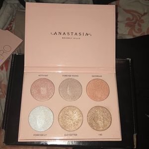 Nicole Guerriero Anastasia Beverly Hills Glow Kit